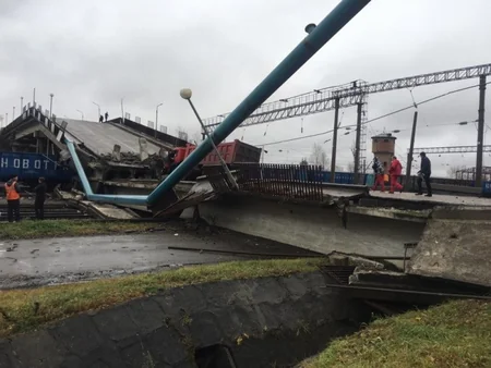 В России на железнодорожные пути рухнул мост - ВИДЕО