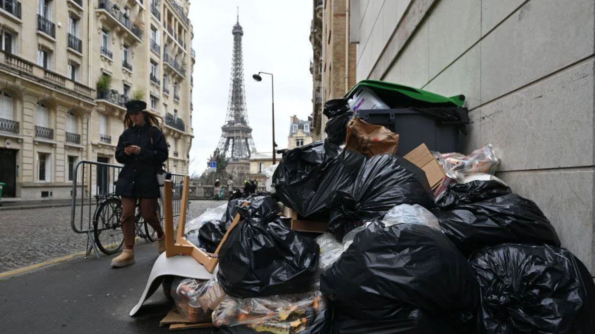 Garbage collectors in Paris extend walkout to March 20