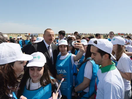 Prezident İlham Əliyev ulu öndər Heydər Əliyevin doğum gününə həsr olunan ağacəkmə aksiyasında iştirak edib - YENİLƏNİB