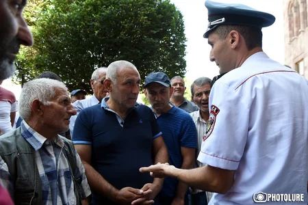 Ermənistanda kəndlilər hökumət binası qarşısında oturaq aksiya keçiriblər