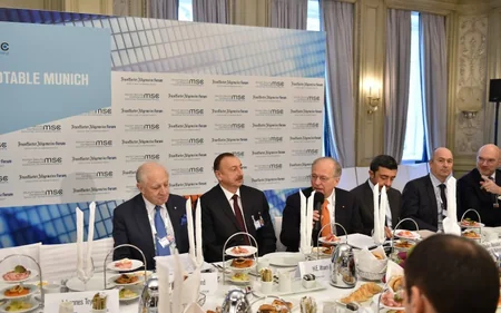 ​İlham Əliyev Münxendə “Şaxələndirmə strategiyaları” mövzusunda “dəyirmi masa”da iştirak edib