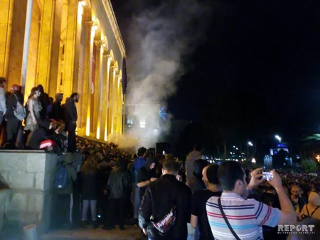 В центре Тбилиси продолжается акция протеста - ФОТО