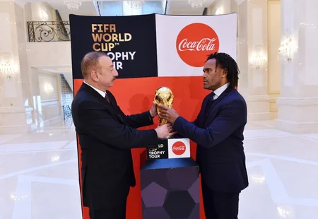 Futbol üzrə dünya çempionatının Kubokunun əsli Prezident İlham Əliyevə təqdim edilib - YENİLƏNİB