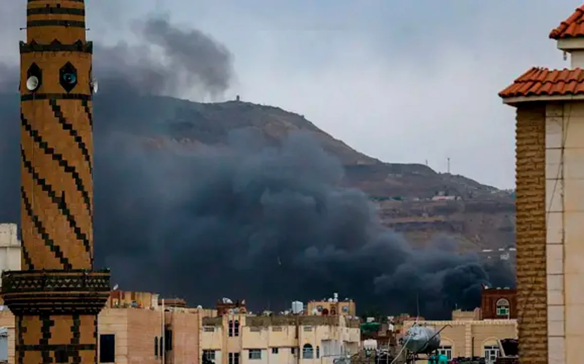 İsrail qırıcıları Sənanın əsas hava limanını bombalayıb