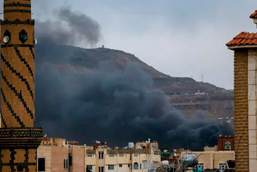 İsrail qırıcıları Sənanın əsas hava limanını bombalayıb