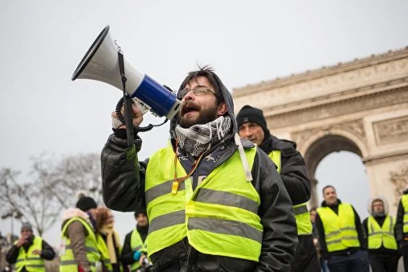 'Yellow vest'  protesters plan to break in Macron's vacation hideaway