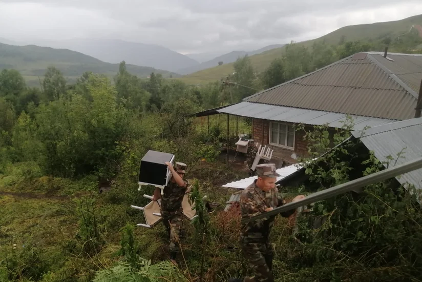 Жителей села Гойдан Исмаиллинского района эвакуирует МЧС