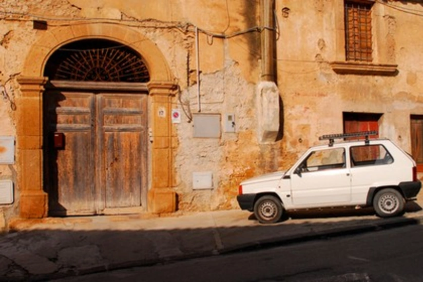 İtaliyada şəhər rəhbərliyi evləri bir avroya satır