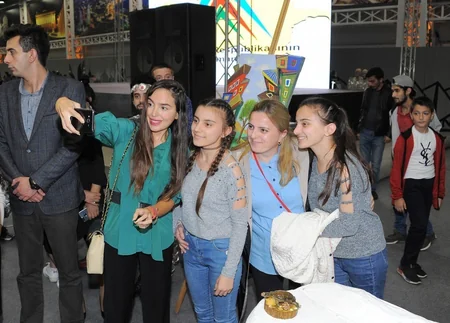 Leyla Aliyeva attends youth exhibition 'Through the eyes of students: Environmental problems of ways of addressing them' - PHOTO