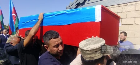 В Сальяне похоронили военнослужащего, останки которого были обнаружены спустя 30 лет