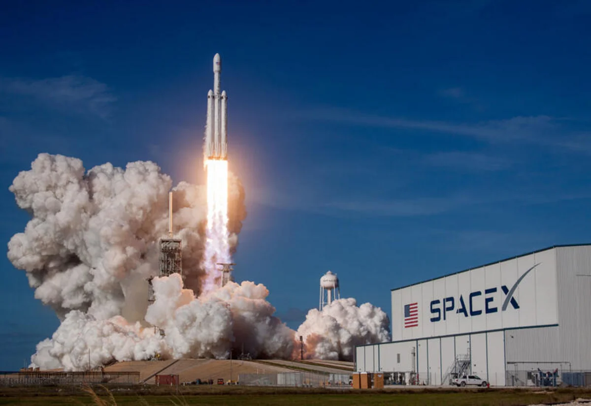 SpaceX запустила ракету-носитель с 55 спутниками сети Starlink