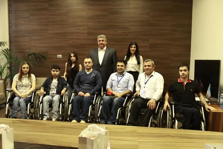 ​Azad Rəhimov Avropa Qran-prisinin fiziki məhdudiyyətli könüllüləri ilə görüşüb