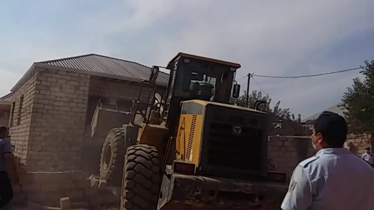 Polis və icra göz yumur, maklerlər isə tikib-satır