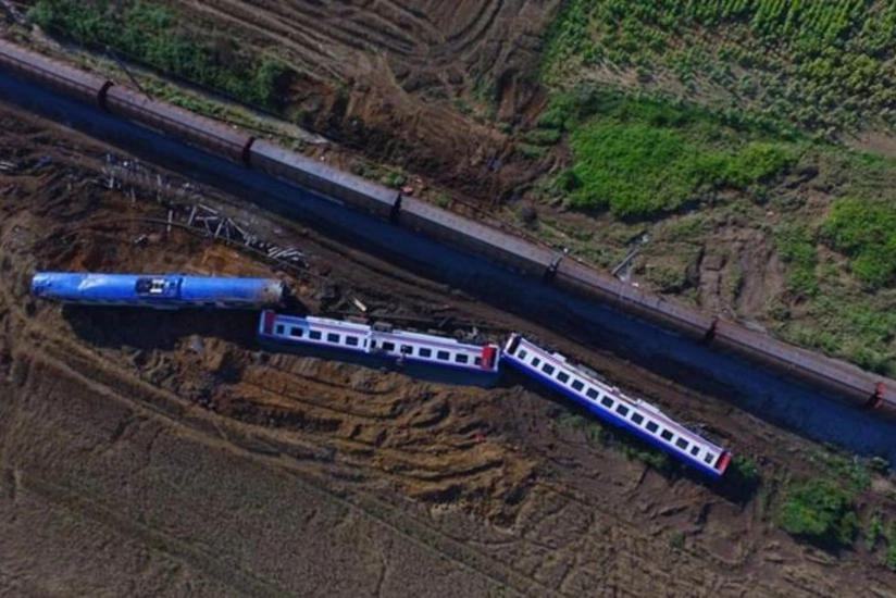 В ДР число погибших при сходе состава с рельсов выросло до 75