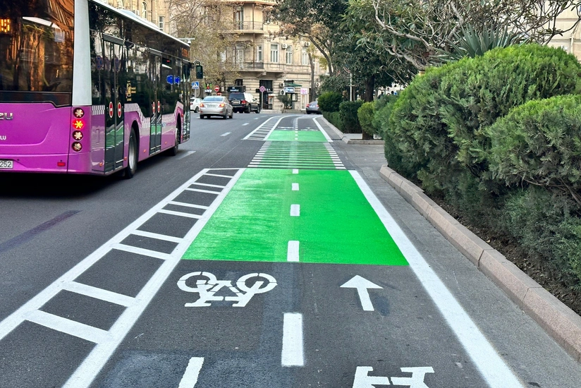 AYNA: Bakıda yol kəsişmələrində yaşıl boya çəkilir