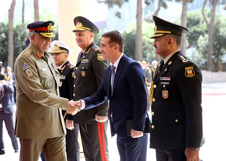 Azerbaijani Defense Minister meets with Chief of Pakistani Army Staff 