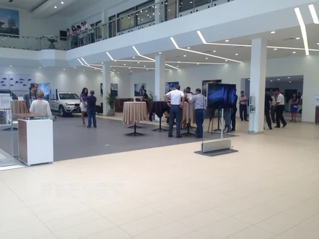 “BMW”nin yeni avtosalonu və iki yeni modeli təqdim olunub