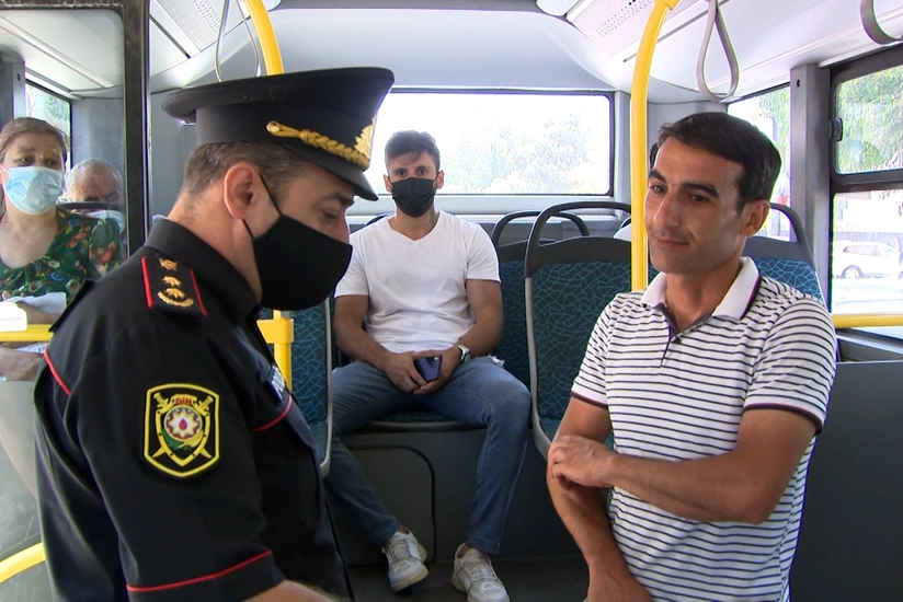Bakıda maska taxmayan sərnişinlər avtobusdan düşürülüb - VİDEO