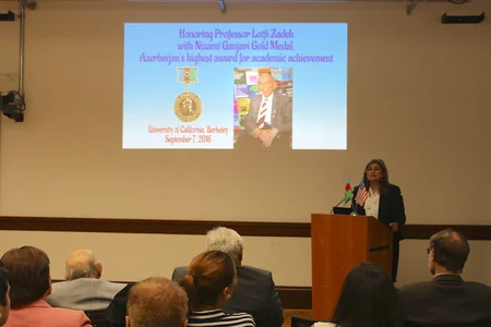 Kaliforniyanın Berkli Universitetində azərbaycanlı professor Lütfi Zadəyə Azərbaycan medalı təqdim olunub