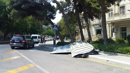 Bakıda güclü külək binanın damını uçurub - FOTO - VİDEO - YENİLƏNİB