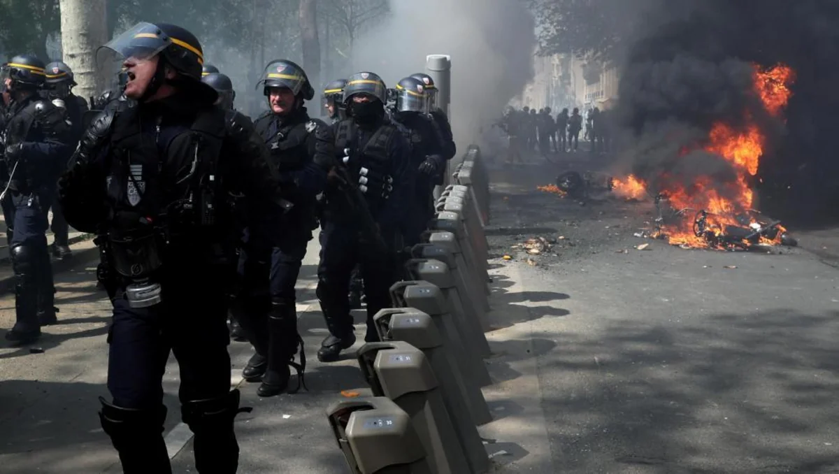 Riots broke out in Paris, police used tear gas
