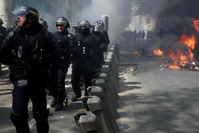 Riots broke out in Paris, police used tear gas