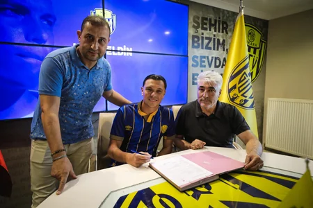 Azərbaycan millisinin üzvü Türkiyə klubuna transfer olunub