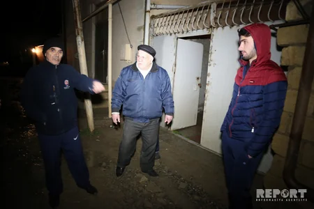 Bakıda su borusu partlayıb, 10 evi su basıb - VİDEO