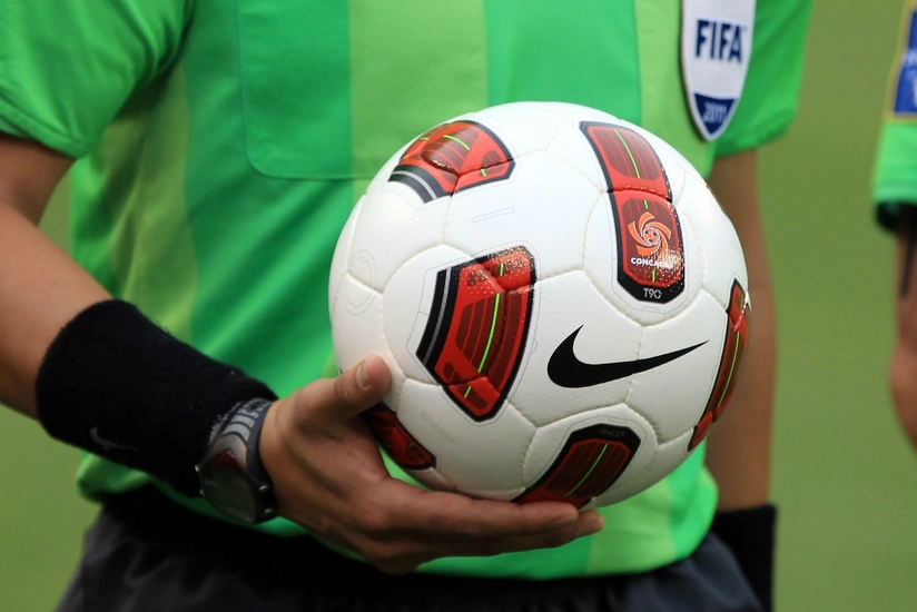Rusiyada futbolçular referiyə hücum edərək xəsarət yetiriblər