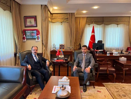 Azerbaijani officials visit Turkish embassy in Baku, express their condolences