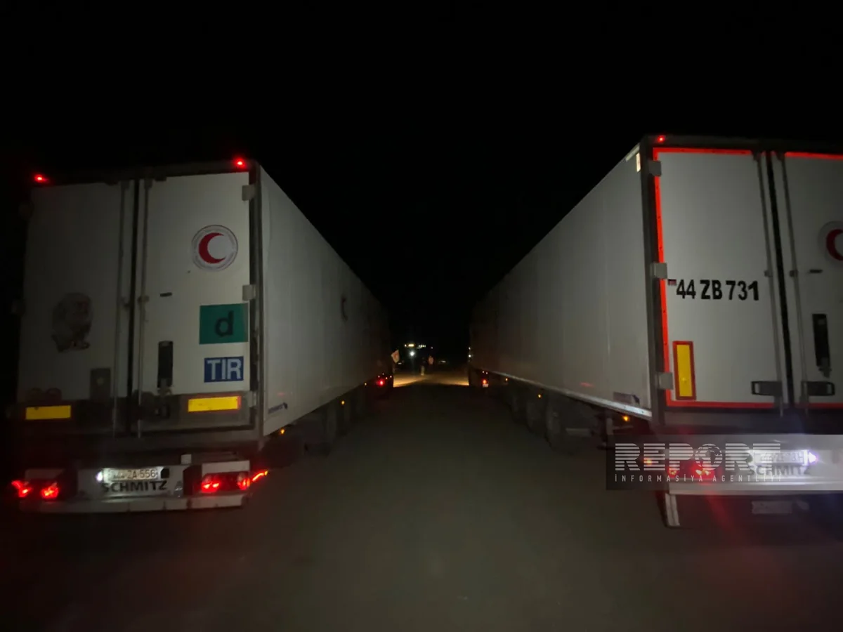 Грузовики с продовольствием для армянских жителей Карабаха все еще ожидают на дороге Агдам-Ханкенди