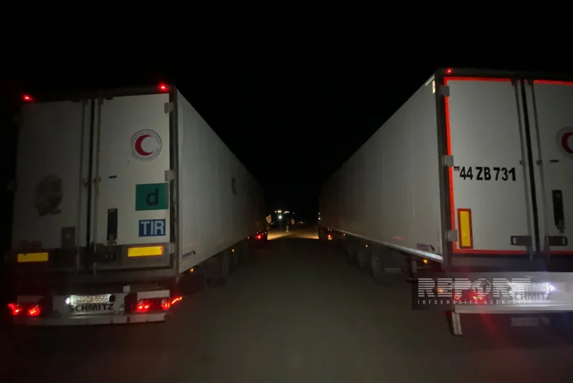 Qarabağdakı erməniəsilli şəxslərin ehtiyaclarını qarşılamaq üçün içərisində un olan iki yük maşını Ağdam-Xankəndi yolunda gözləyir