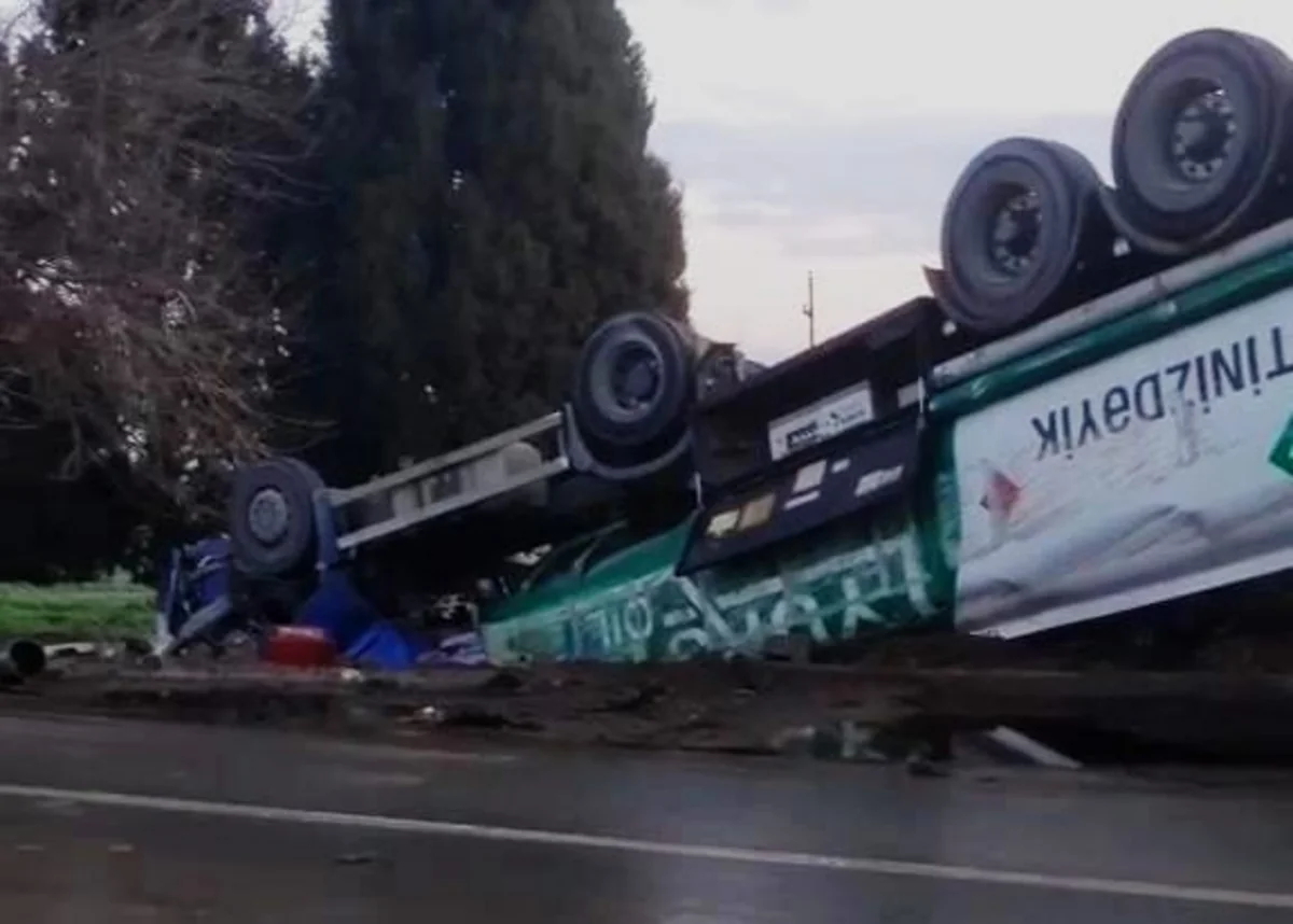 Samuxda yanacaq daşıyan maşın aşıb, yanacaq yola dağılıb