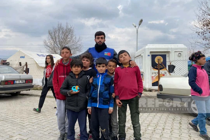 Волонтер из Азербайджана: В Кахраманмараше раздаем еду и лекарства пострадавшим