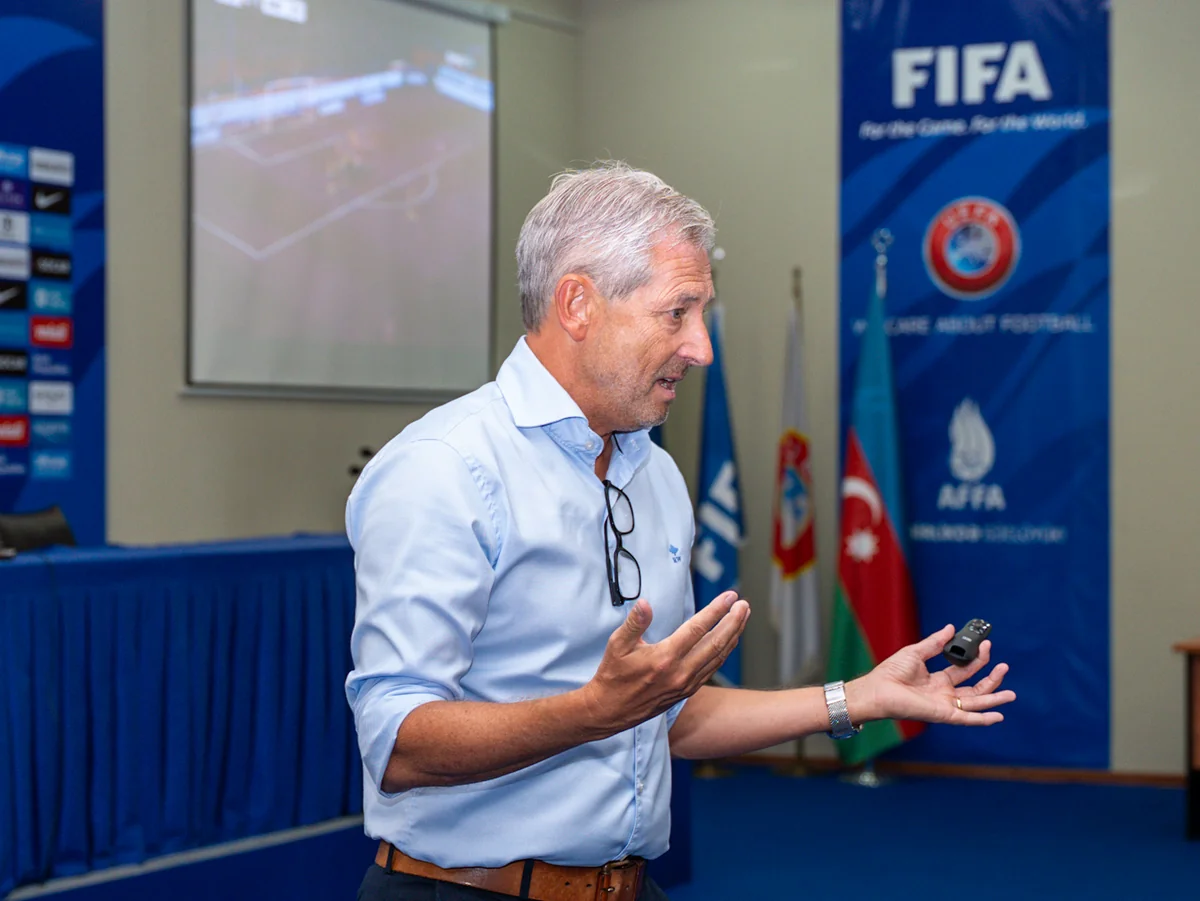 Frank De Blekere Premyer Liqada çıxış edən klubların rəsmiləri ilə görüşüb