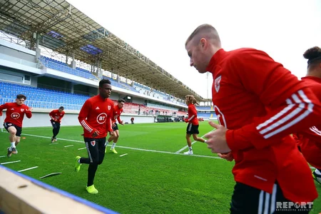 Ryan Giggs carries door during training at Bakcell Arena