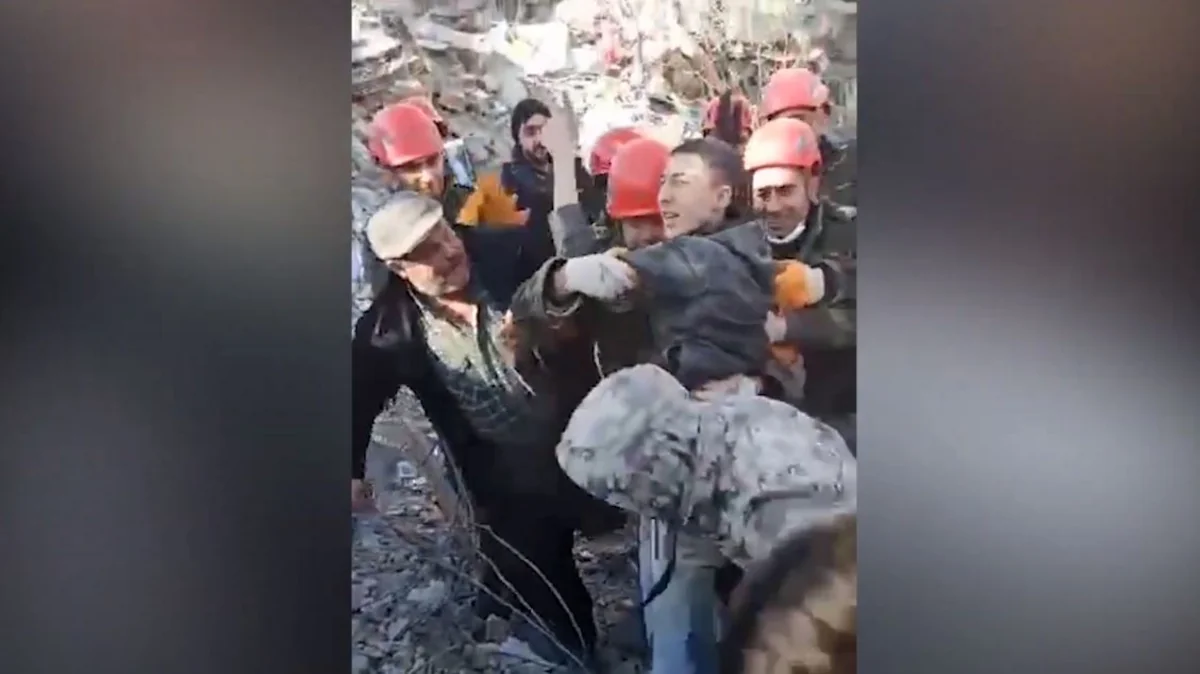 Опубликованы кадры спасения двух подростков из-под завалов в Турции - ВИДЕО