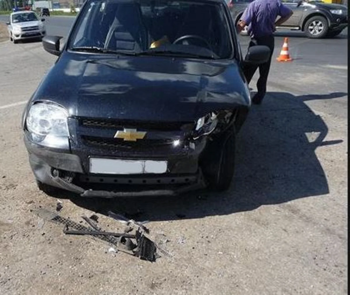 Bakıda minik avtomobili qəzaya uğrayıb, tıxac yaranıb