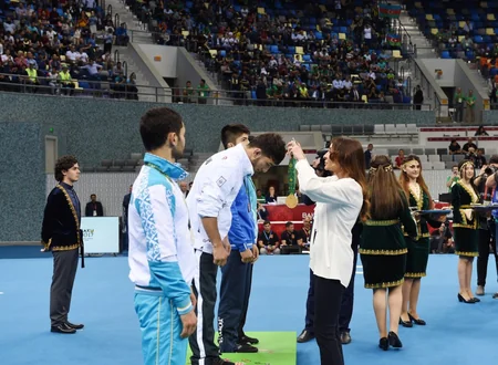 Mehriban Əliyeva İslamiadanın çempionu olan qadın güləşçimizə qızıl medalı təqdim edib