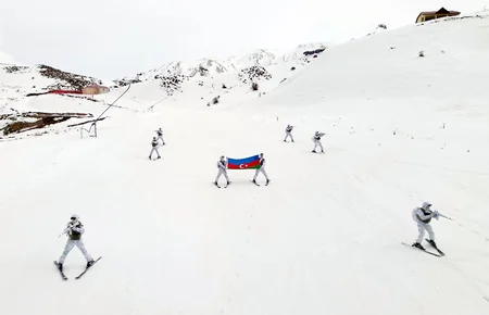 Xüsusi təyinatlılar şərti düşmənin yerləşdiyi yüksəkliyə basqın tapşırığını yerinə yetiriblər