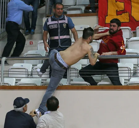 ​Fənərbağça - Qalatasaray matçından öncə azarkeşlər arasında toqquşma baş verib