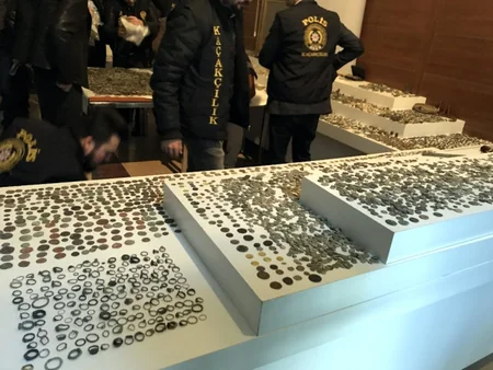 В Стамбуле у контрабандистов конфисковано более 26 тыс. предметов антиквариата