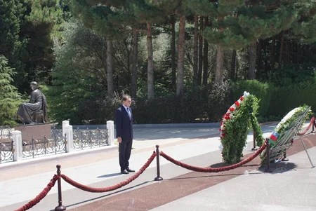 ​ANAMA kollektivi ümummilli lider Heydər Əliyevin məzarını ziyarət edib - FOTO