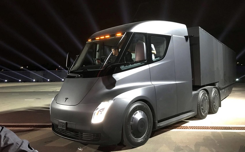 Tesla ilk yük və idman avtomobillərini təqdim edib