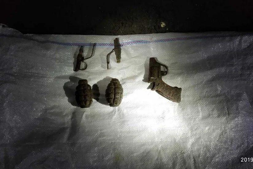 Astarada əl qumbaraları, partladıcı vasitələr və tapança tapılıb