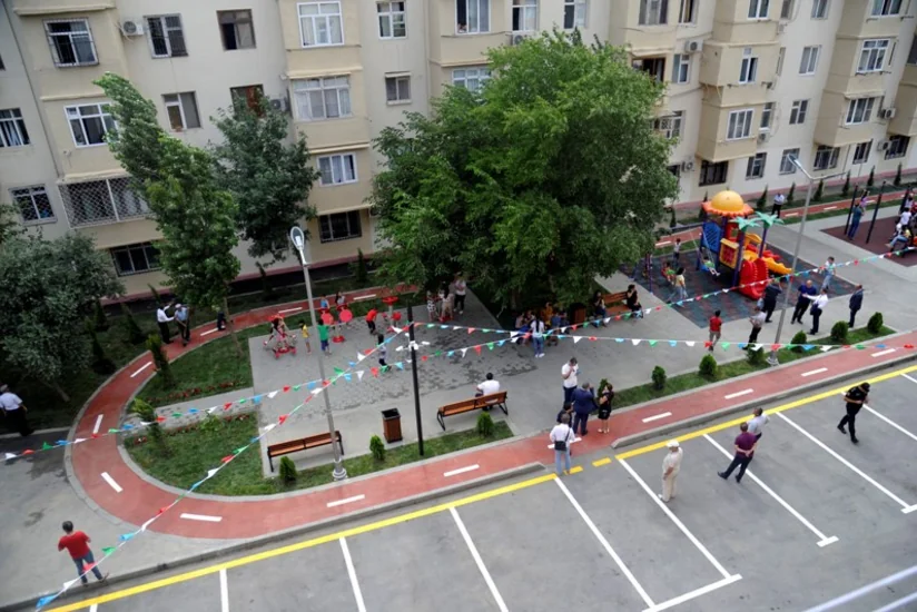 Bakıda abadlaşdırılan növbəti həyət istifadəyə verilib