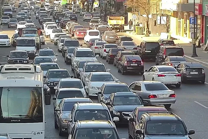 Bakının bir sıra yollarında nəqliyyatın hərəkətində çətinliklər yaranıb