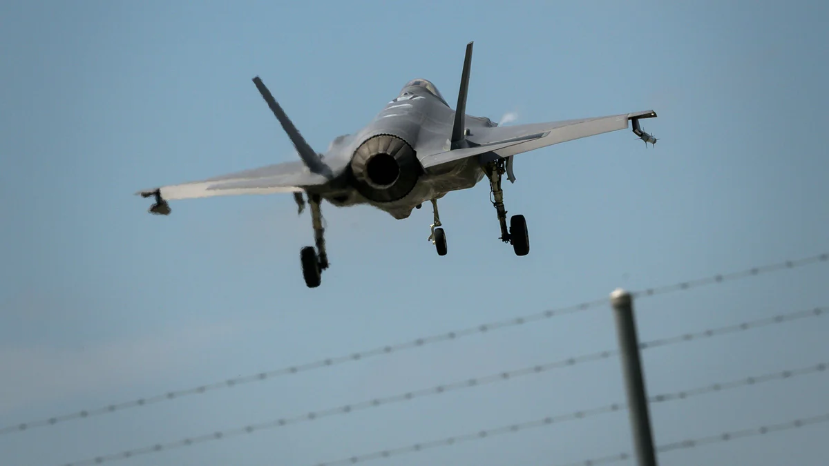 Yaponiyanın F-15 qırıcısının qalıqları tapılıb