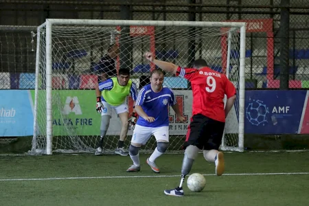 Protezlə təmin edilən qazilər futbol oynayıb