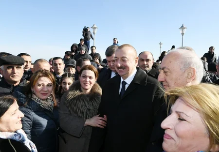 Prezident Sumqayıtın dənizkənarı bulvarında şəhərin sakinləri ilə görüşüb
